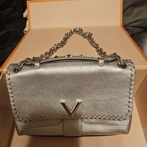 Stylish Silver Crossbody Bag with Chain Strap